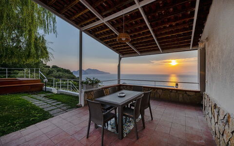 Mermaid Villa: Balcon, Porche, Balustrade, Mer, Plate-Forme, Clôture, Côte, Recours, Tache De Bois, Dur