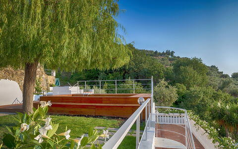 Mermaid Villa: Balustrade, Jardin, Ombre, Balcon, Porche, Clôture, Aménagement Paysager, Cour, Mobilier De Jardin, Eco Hôtel