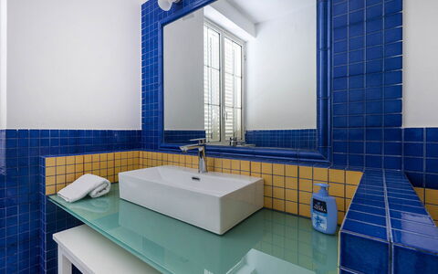 Mermaid Villa: Bleu, Luminaire Plomberie, Design Intérieur, Lavabo, Sol, Robinet, Salle De Bains, Tuile, Sol, Évier