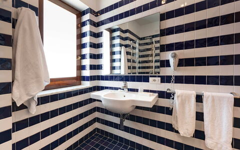 Relais Nike: Bleu, Design Intérieur, Salle De Bains, Sol, Luminaire Plomberie, Sol, Lavabo, Tuile, Composite, Plomberie