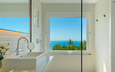 Villa Beleza: Design Intérieur, Luminaire Plomberie, Sol, Sol, Éclairage, Verre, Salle De Bains, Plafond, Robinet, Plomberie