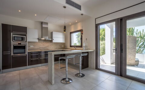 Villa Ilona: Meubles, Design Intérieur, Sol, Cuisine, Comptoir, Bois, Sol, Plafond, Domicile, Cabinetry