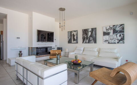 Villa Ilona: Meubles, Design Intérieur, Canapé, Sol, Sol, Salon, Plafond, Pièce, Table, Domicile