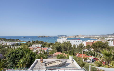 Villa Ilona: Ciel, Jour, Arbre, Zone Résidentielle, Ville, Horizon, Design Urbain, Appartement, Banlieue, Cityscape
