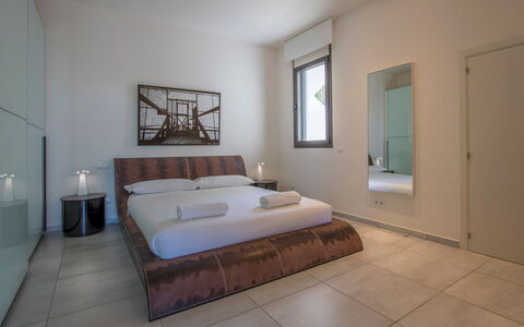 Villa Ilona: Lit, Design Intérieur, Chambre, Sol, Meubles, Sol, Literie, Drap De Lit, Pièce, Bois