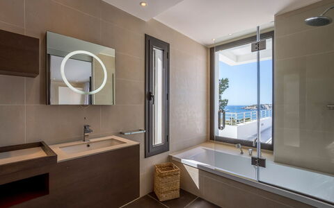Villa Ilona: Salle De Bains, Luminaire Plomberie, Design Intérieur, Sol, Évier, Sol, Robinet, Lavabo, Miroir, Plomberie