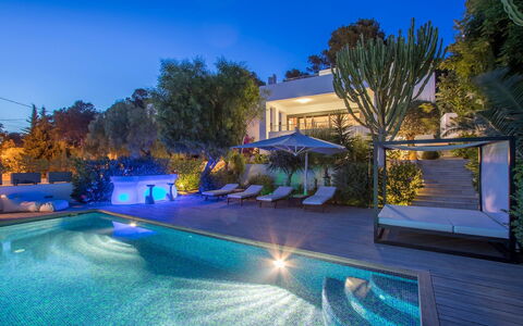 Villa Ilona: Piscine, Bleu, Arbre, Recours, Eco Hôtel, Mobilier De Jardin, Biens, Aménagement Paysager, Villa, Caractéristique De L'Eau