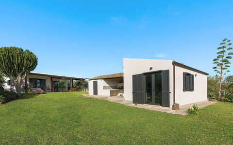 Villa Arcobaleno: Ciel, Domicile, Maison, Lot Terre, Toit, Chalet, Biens, Porte, Ombre, Ferme