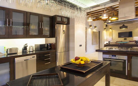 Villa Blueberry: Meubles, Cuisine, Design Intérieur, Comptoir, Luminaire, Sol, Plafond, Bois, Appareil De Cuisine, Principaux Appliance