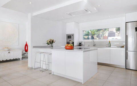 Villa Relaja: Cuisine, Design Intérieur, Comptoir, Appareil De Cuisine, Sol, Sol, Cabinetry, Meubles, Bois, Principaux Appliance