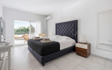 Villa Relaja: Meubles, Lit, Design Intérieur, Chambre, Sol, Sol, Pièce, Drap De Lit, Literie, Plafond