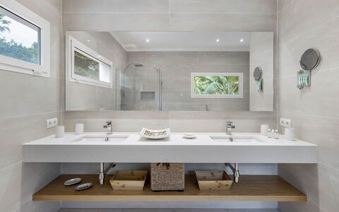 Villa Relaja: Salle De Bains, Lavabo, Luminaire Plomberie, Évier, Design Intérieur, Sol, Comptoir, Armoire De Toilette, Robinet, Miroir