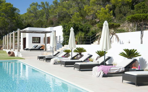 Villa Alessia: Mobilier De Jardin, Recours, Balancelle, Chaise, Conception, Piscine, Chaise Longue, Eco Hôtel, Hôtel, Structure En Plein Air