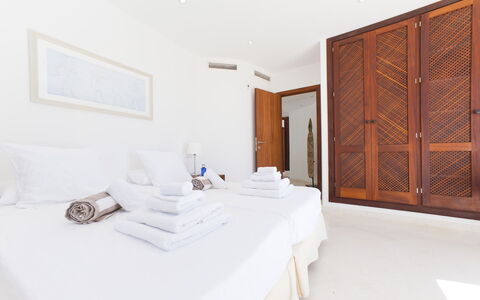 Villa Alessia: Design Intérieur, Sol, Plafond, Appartement, Lit, Chambre, Tache De Bois, Hôtel, Literie, Dur