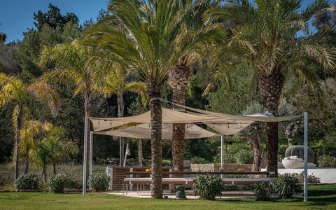 Villa Fabula: Ombre, Jardin, Canopée, Structure En Plein Air, Belvédère, Mobilier De Jardin, Aménagement Paysager, Pavillon, Pelouse, Cour