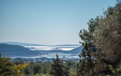 Villa Fabula: Ciel, Bleu, Ressources En Eau, Feuille, Végétation, Horizon, Paysage, Écorégion, Communauté Des Plantes, Banque