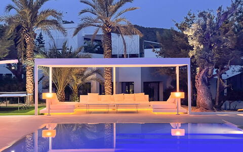 Villa Fabula: Piscine, Sol, Design Intérieur, Sol, Recours, Meubles, Ombre, Plafond, Canapé