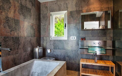 Villa Bacio: Luminaire Plomberie, Mur, Sol, Sol, Design Intérieur, Robinet, Évier, Salle De Bains, Plomberie, Comptoir
