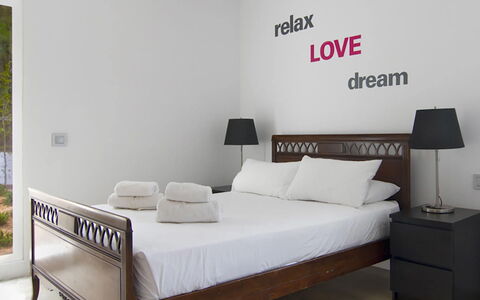Villa Bacio: Lit, Meubles, Literie, Chambre, Drap De Lit, Design Intérieur, Sol, Bois, Linge, Sol