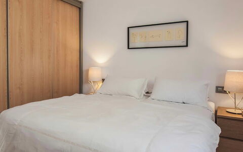 Villa Bacio: Lit, Meubles, Chambre, Design Intérieur, Literie, Drap De Lit, Bois, Sol, Linge, Sol