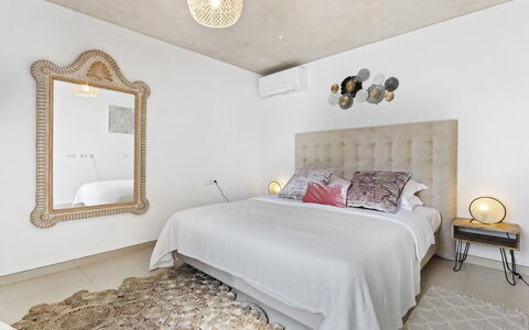 Villa Papiro: Lit, Meubles, Design Intérieur, Chambre, Literie, Mur, Drap De Lit, Sol, Bois, Plafond