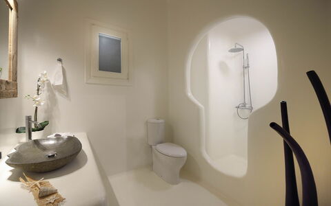 Villa Cocoon: Salle De Bains, Luminaire Plomberie, Mur, Design Intérieur, Sol, Éclairage, Plomberie, Sol, Robinet, Luminaire