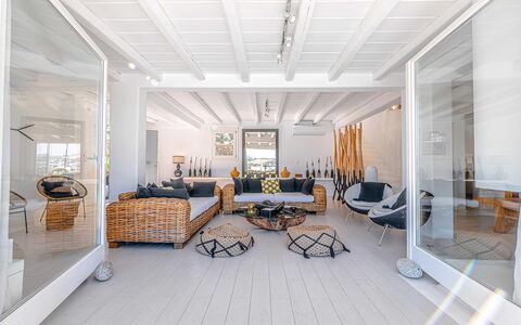 Villa Targer: Meubles, Bois, Sol, Design Intérieur, Sol, Canapé, Plafond, Chaise, Table, Salon