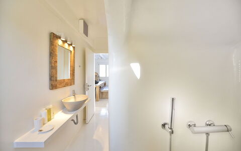 Villa Targer: Design Intérieur, Mur, Sol, Luminaire Plomberie, Salle De Bains, Lavabo, Sol, Plafond, Luminaire, Miroir