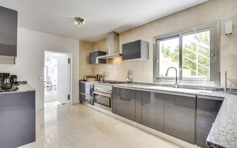 Villa Turchese: Cuisine, Comptoir, Sol, Appareil De Cuisine, Principaux Appliance, Cabinetry, Design Intérieur, Sol, Domicile, Plafond