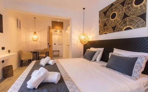 Villa Waves: Chambre, Meubles, Lit, Design Intérieur, Sol, Sol, Drap De Lit, Literie, Cadre De Lit, Pièce