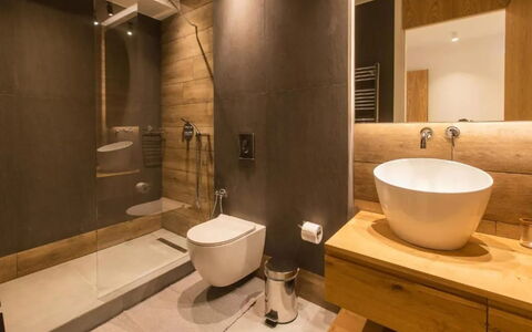 Villa Waves: Sol, Design Intérieur, Salle De Bains, Luminaire Plomberie, Sol, Bois, Lavabo, Évier, Robinet, Armoire De Toilette