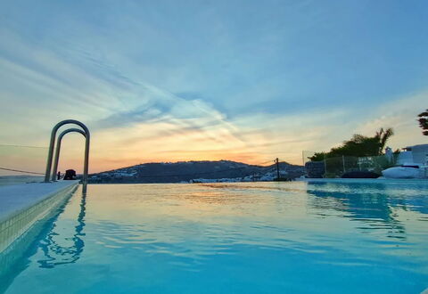 Villa Waves: Bleu, L'Eau, Piscine, Recours, Soirée, Crépuscule, Ville Resort, Hôtel, Eco Hôtel