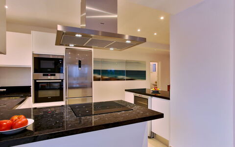 Villa Jules: Cuisine, Appareil De Cuisine, Comptoir, Design Intérieur, Meubles, Cabinetry, Principaux Appliance, Électroménager, Sol, Plafond