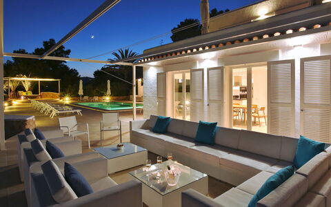 Villa Jules: Meubles, Piscine, Recours, Design Intérieur, Sol, Chaise, Sol, Domicile, Table, Ombre