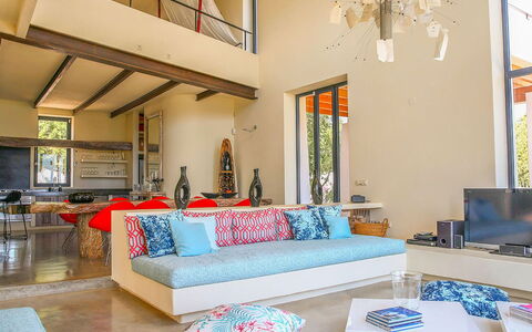 Villa Bouquet: Meubles, Design Intérieur, Sol, Sol, Mur, Canapé, Bois, Plafond, Pièce, Salon