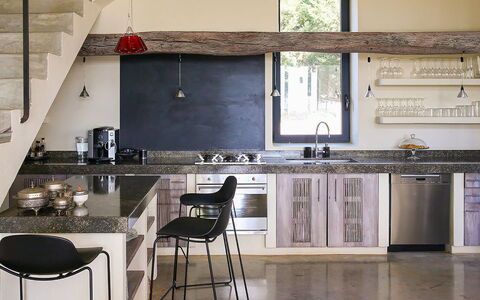 Villa Bouquet: Cuisine, Meubles, Design Intérieur, Comptoir, Sol, Bois, Sol, Appareil De Cuisine, Domicile, Éclairage