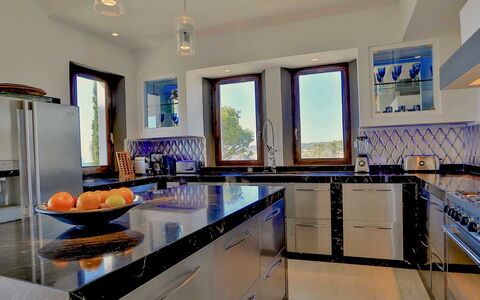West Coast: Cuisine, Comptoir, Design Intérieur, Meubles, Appareil De Cuisine, Sol, Plafond, Cabinetry, Principaux Appliance, Éclairage