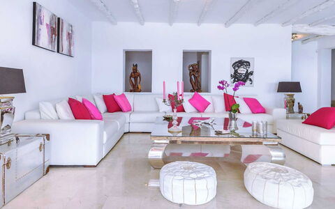 Villa Angelic: Meubles, Design Intérieur, Canapé, Sol, Salon, Sol, Domicile, Textile, Appartement, Throw Pillow