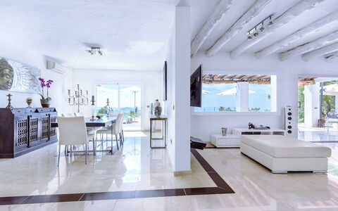 Villa Angelic: Sol, Design Intérieur, Sol, Meubles, Plafond, Salon, Table, Canapé, Domicile, Chaise
