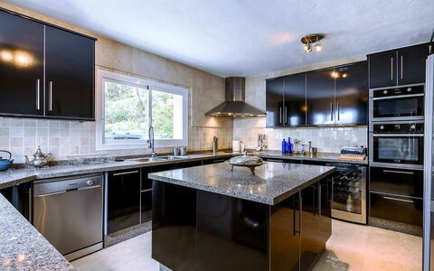 Villa Angelic: Appareil De Cuisine, Cuisine, Comptoir, Cabinetry, Principaux Appliance, Électroménager, Meubles, Design Intérieur, Cuisinière, Sol