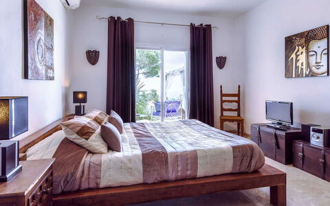 Villa Angelic: Meubles, Lit, Design Intérieur, Chambre, Literie, Drap De Lit, Pièce, Sol, Sol, Bois