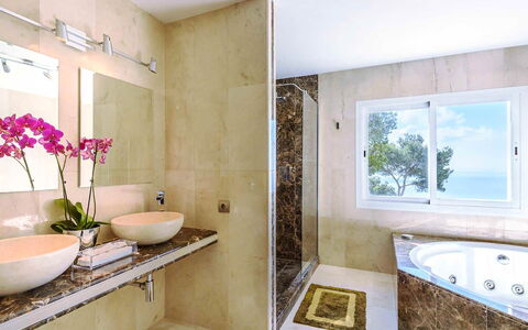 Villa Angelic: Sol, Design Intérieur, Luminaire Plomberie, Salle De Bains, Mur, Sol, Robinet, Plomberie, Évier, Baignoire