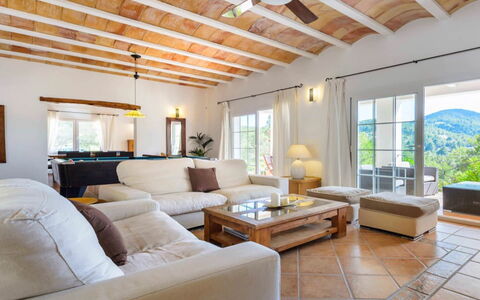 Villa Curiosity: Meubles, Design Intérieur, Canapé, Sol, Plafond, Sol, Table, Chaise, Salon, Pièce