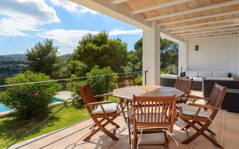 Villa Curiosity: Meubles, Bois, Chaise, Mobilier De Jardin, Table, Sol, Porche, Ombre, Tableau De Plein Air, Sol