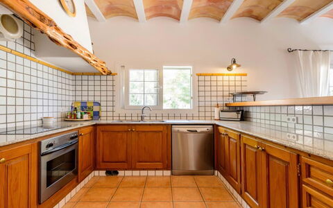 Villa Curiosity: Cuisine, Comptoir, Design Intérieur, Sol, Plafond, Luminaire Plomberie, Sol, Cabinetry, Evier, Évier