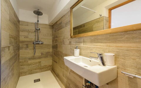 Villa Curiosity: Sol, Mur, Sol, Bois, Luminaire Plomberie, Design Intérieur, Lavabo, Salle De Bains, Évier, Robinet