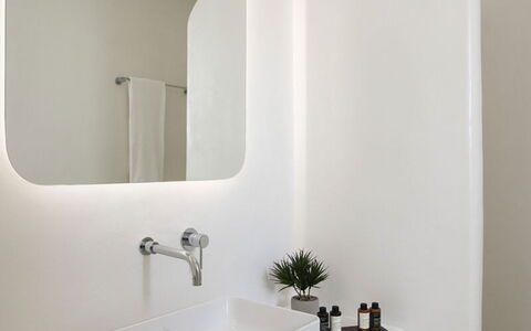 Villa Psiche: Luminaire Plomberie, Design Intérieur, Salle De Bains, Robinet, Plomberie, Évier, Lavabo, Baignoire, Luminaire, Céramique