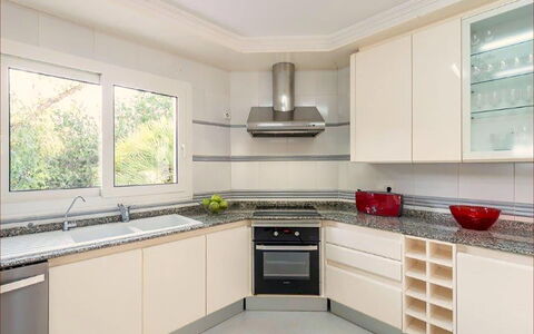 Villa Besso: Cuisine, Appareil De Cuisine, Comptoir, Cabinetry, Design Intérieur, Principaux Appliance, Sol, Bois, Électroménager, Cuisinière