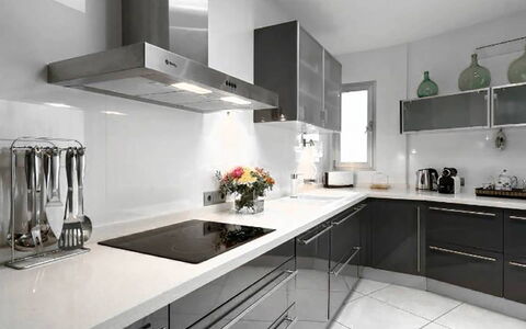 Villa Floresta: Cuisine, Appareil De Cuisine, Comptoir, Cabinetry, Meubles, Principaux Appliance, Design Intérieur, Cuisinière, Électroménager, Luminaire