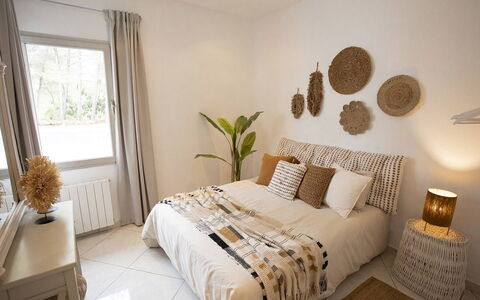 Villa Floresta: Lit, Meubles, Literie, Chambre, Design Intérieur, Drap De Lit, Mur, Linge, Bois, Pièce